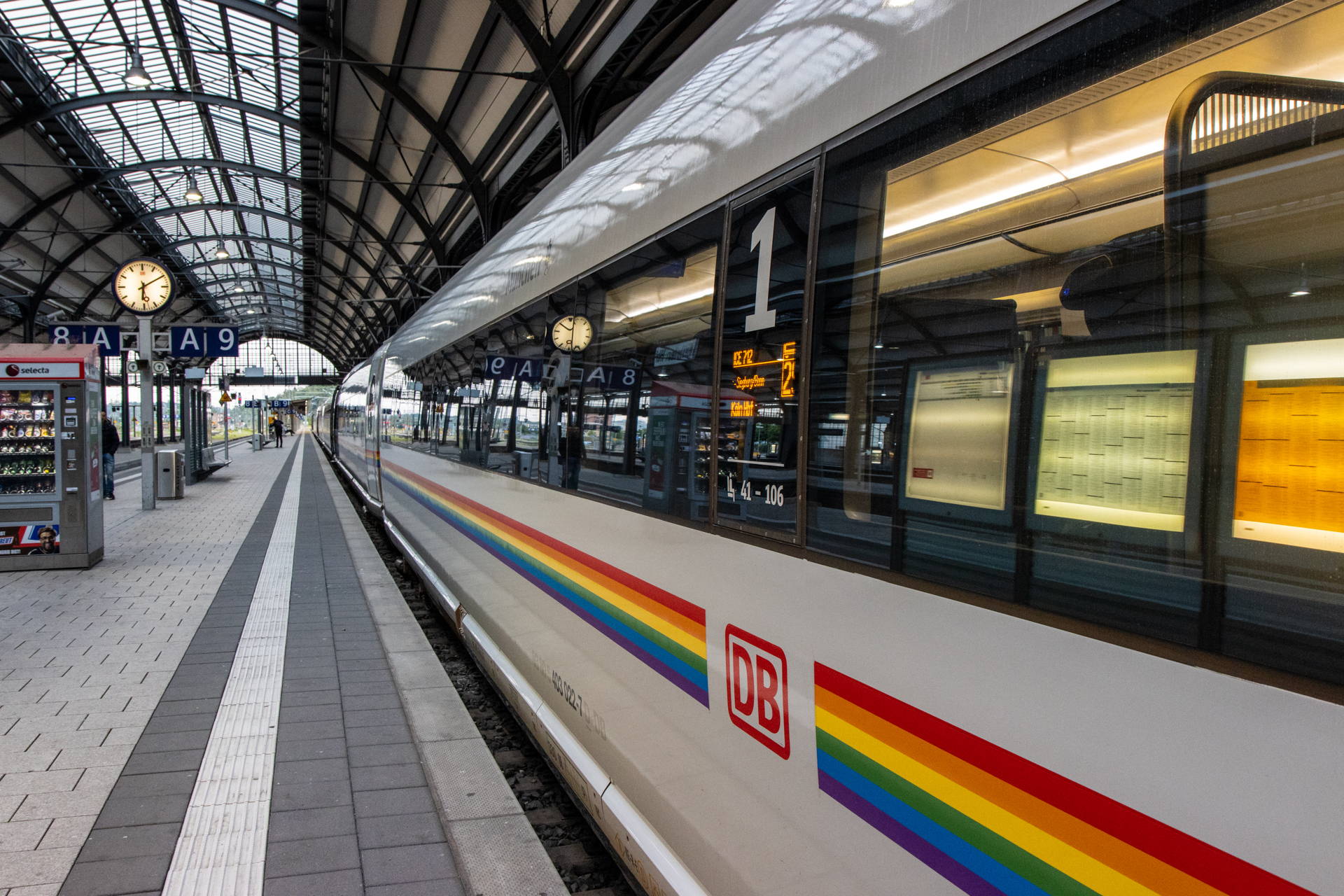 Der RegenbogenICE zu Gast in Wiesbaden Hbf 🏳️‍🌈 mahrko auf reisen Blog von Marco Bereth