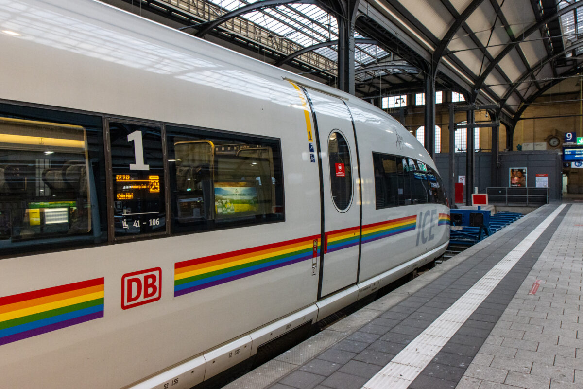 ICE 712 - heute als Regenbogen-ICE - kurz vor Abfahrt um 06:23 Uhr nach Köln in Wiesbaden Hauptbahnhof.