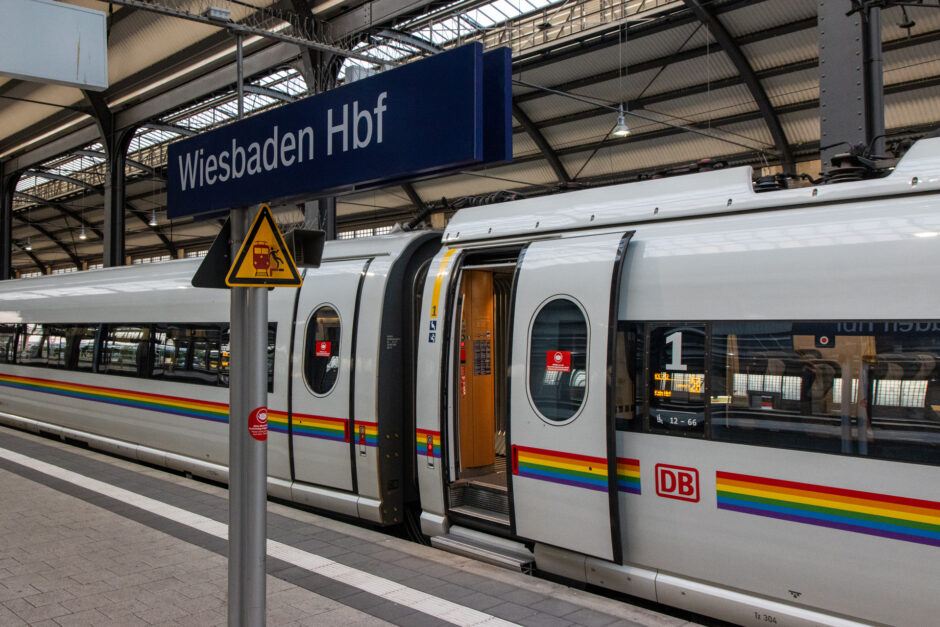 Ein Zug, gerade per se schon mal ein seltener Gast in Wiesbaden.