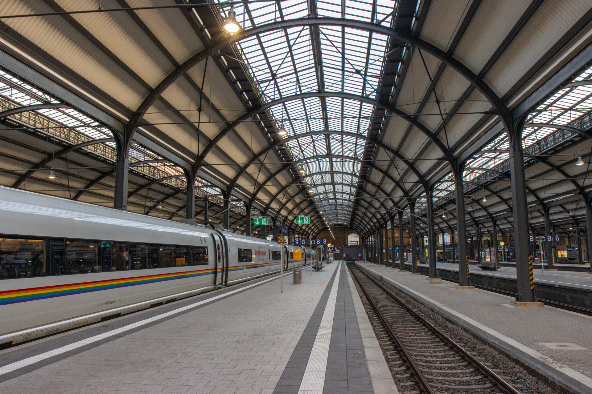 Der RegenbogenICE zu Gast in Wiesbaden Hbf 🏳️‍🌈 mahrko auf reisen Blog von Marco Bereth