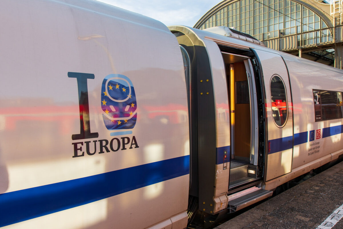 Große EU-Insignien überall außen am Zug