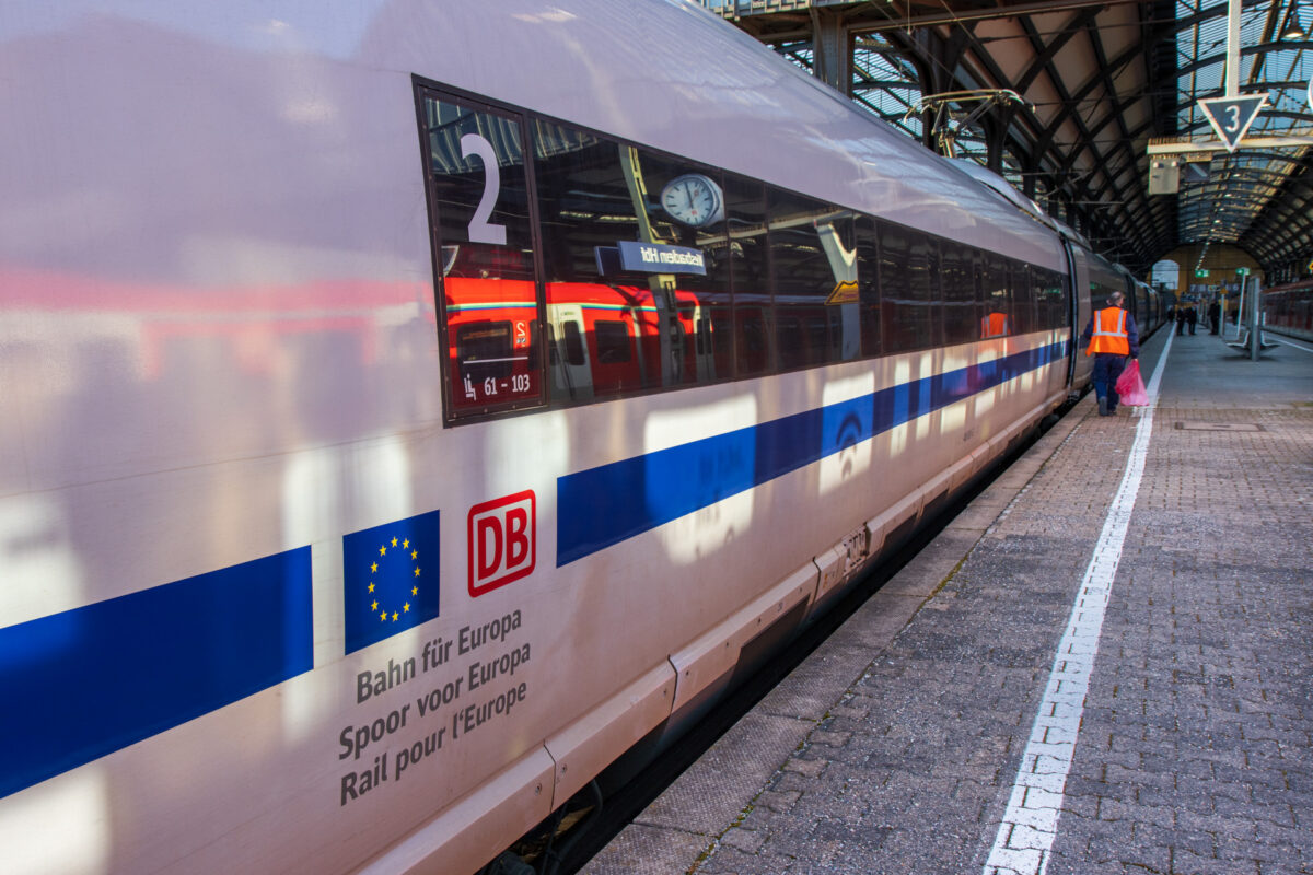 Der Zug ist für Belgien und die Niederlande zugelassen, daher die Sprachauswahl