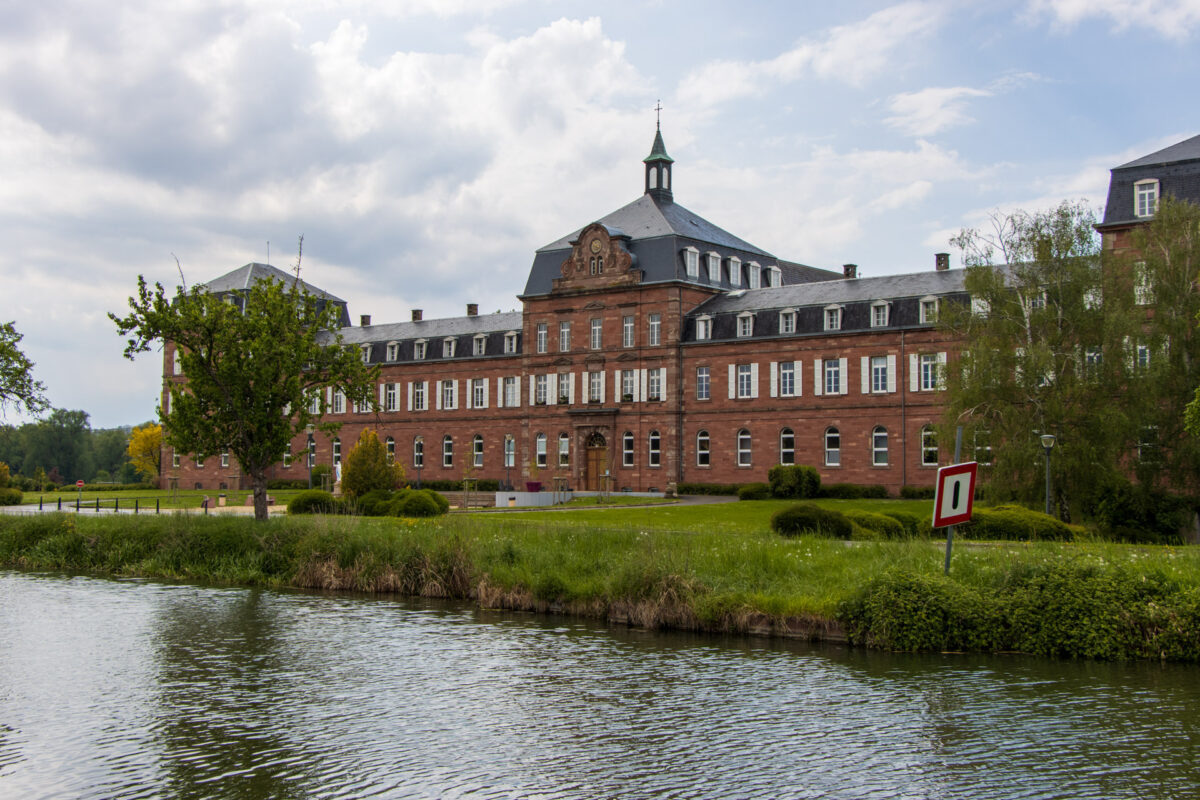 Das Collège von Zillisheim direkt am Rhein-Rhône-Kanal, heute ist dort ein Internat untergebracht.