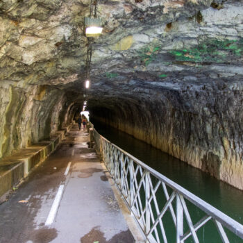 Unter der Zitadelle von Besançon - mit Kanal-und-Radwegtunnel