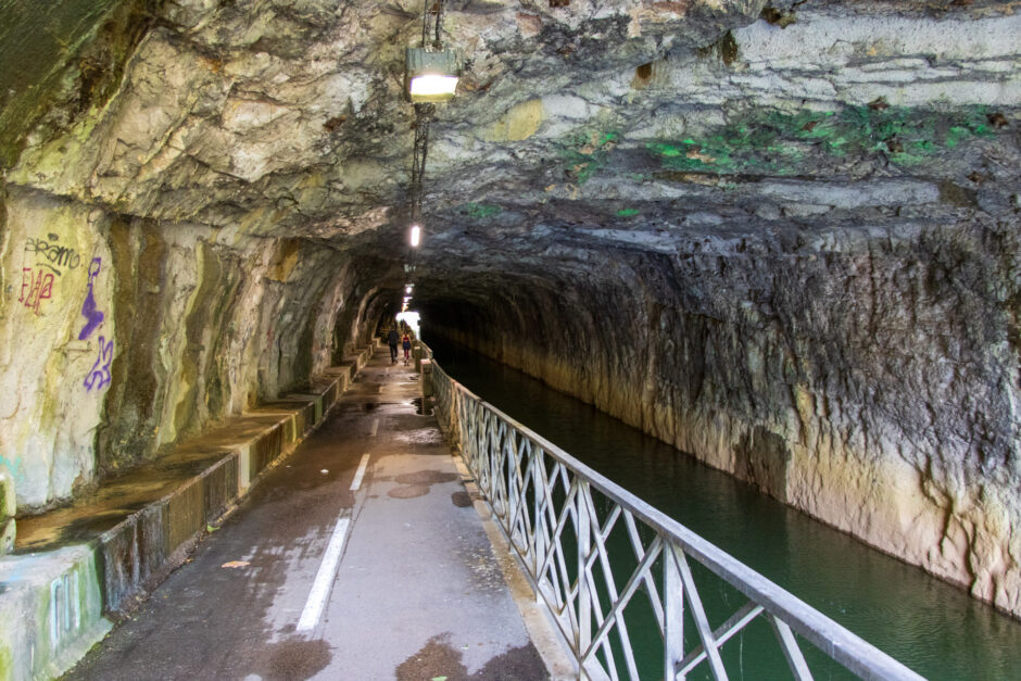 Unter der Zitadelle von Besançon - mit Kanal-und-Radwegtunnel