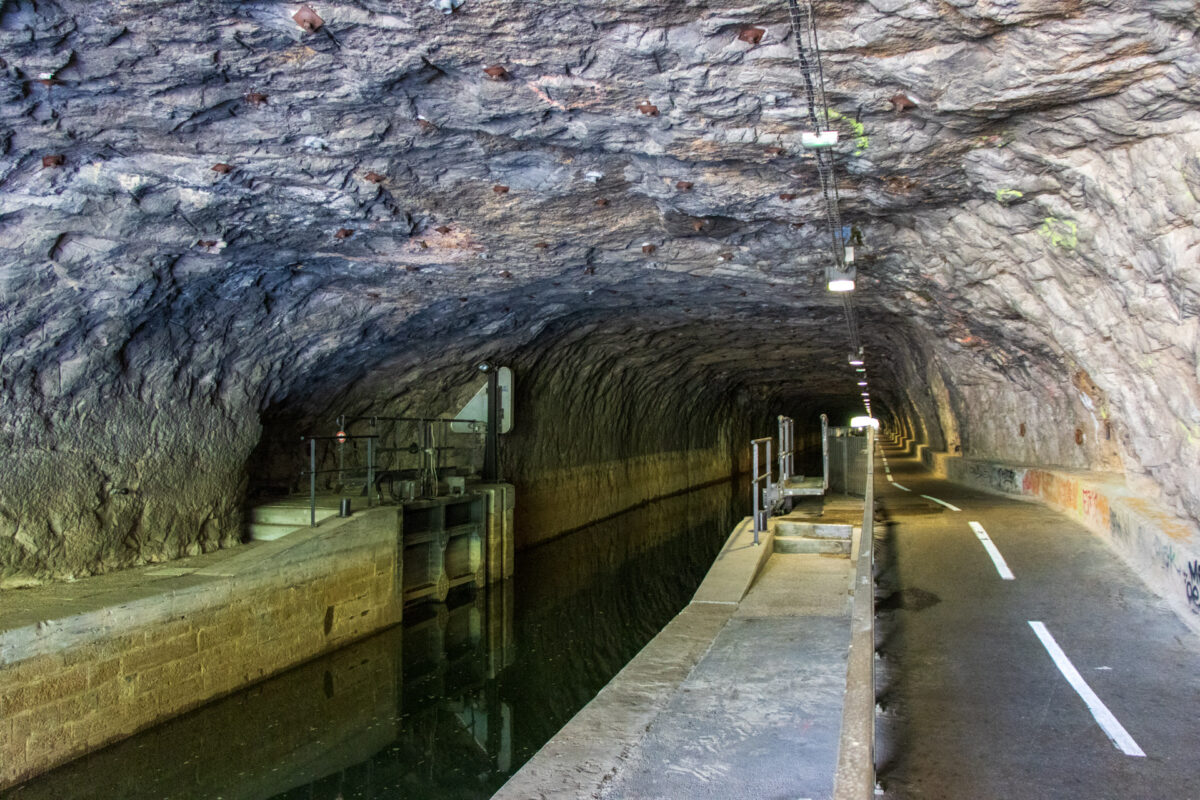 Sogar eine Schleuse findet man im Kanaltunnel. Erbaut wurden diese von 1878 bis 1882.