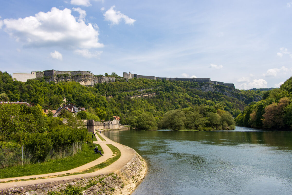 Hoch über dem Doubs erhebt sich die Zitadelle von Besançon.