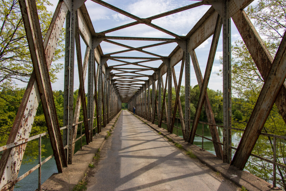 Eine der vielen Eisenträgerbrücken über den Fluss Doubs.