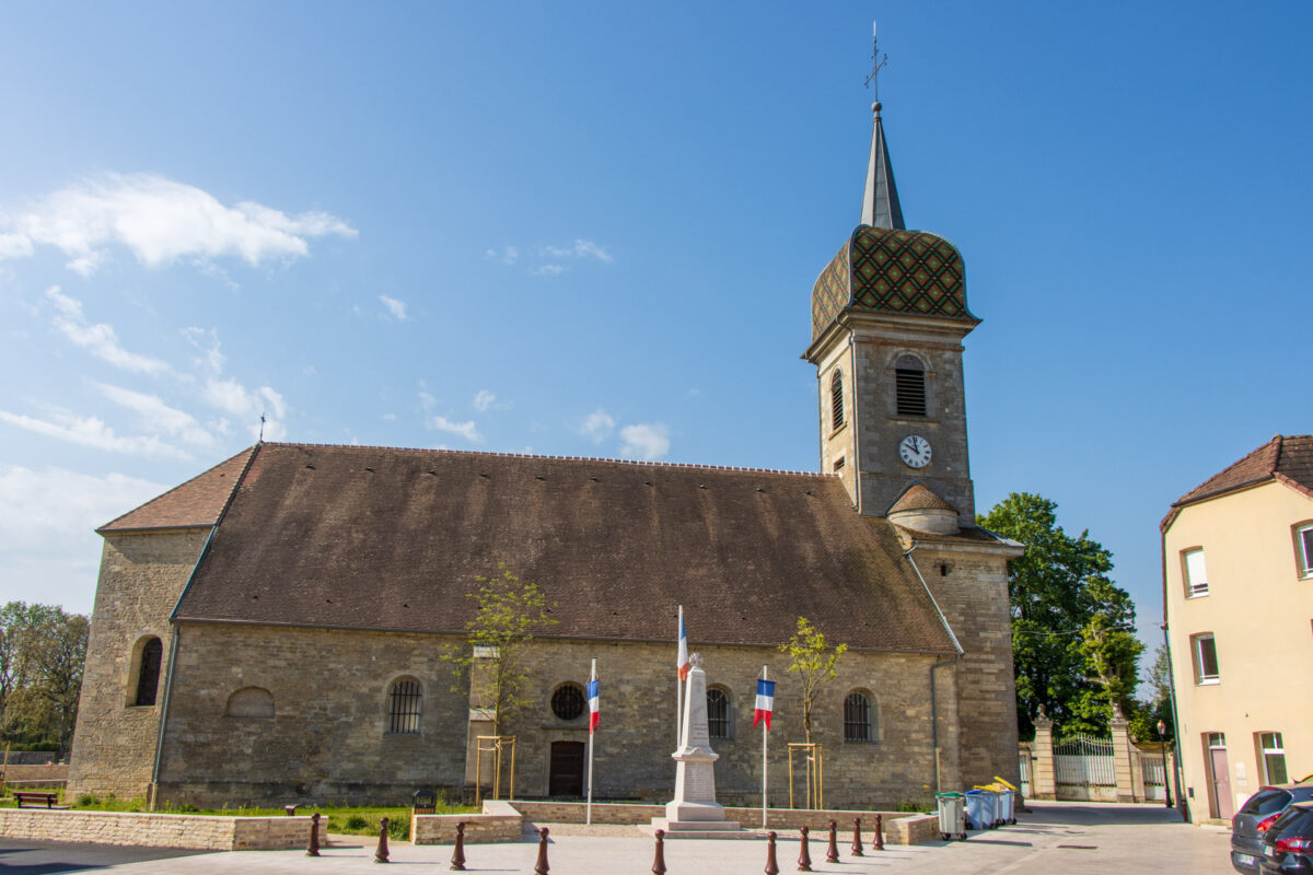 Morgens an der Dorfkirche von Rochefort-sur-Nenon.